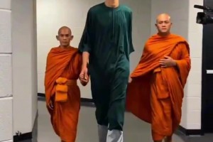 真少林武僧？国外球迷用AI恶搞：文班在两位僧人护送下入场😂